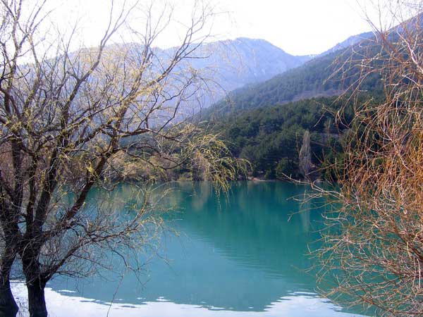 Высокогорное озеро с бирюзовой водой на Демерджи, Алушта